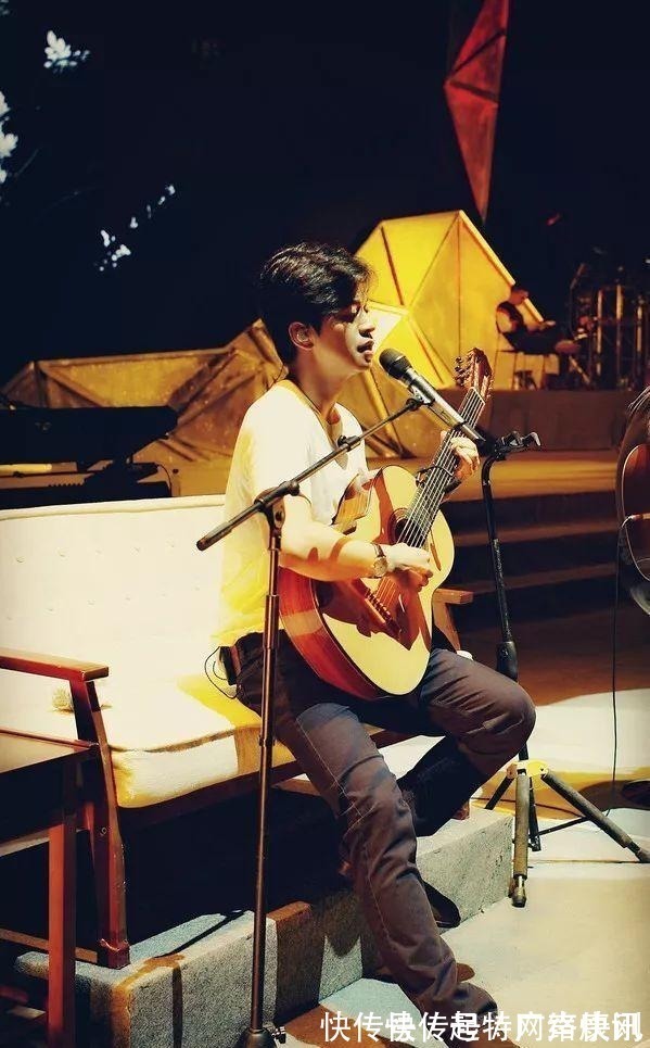 李健妻子罕见曝光, 不仅是清华博士还被星探搭讪