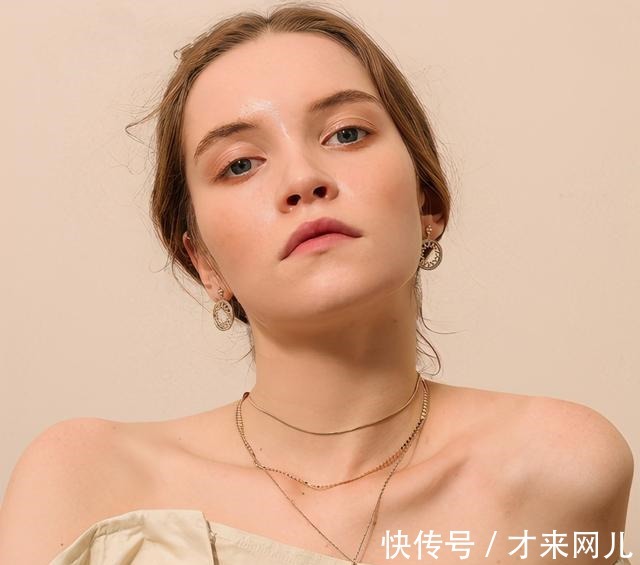 丝巾 最近流行一种风格，叫“心机女孩的不心机穿搭”，照搬着用就很美！