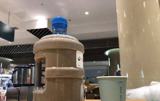 报复性|5升桶装奶茶一早就卖光网友戏称为“报复性”喝奶茶