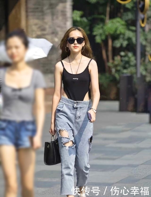 步行街|街拍：步行街遇到的美女，好身材加时尚的穿搭，每一笑都温暖人心