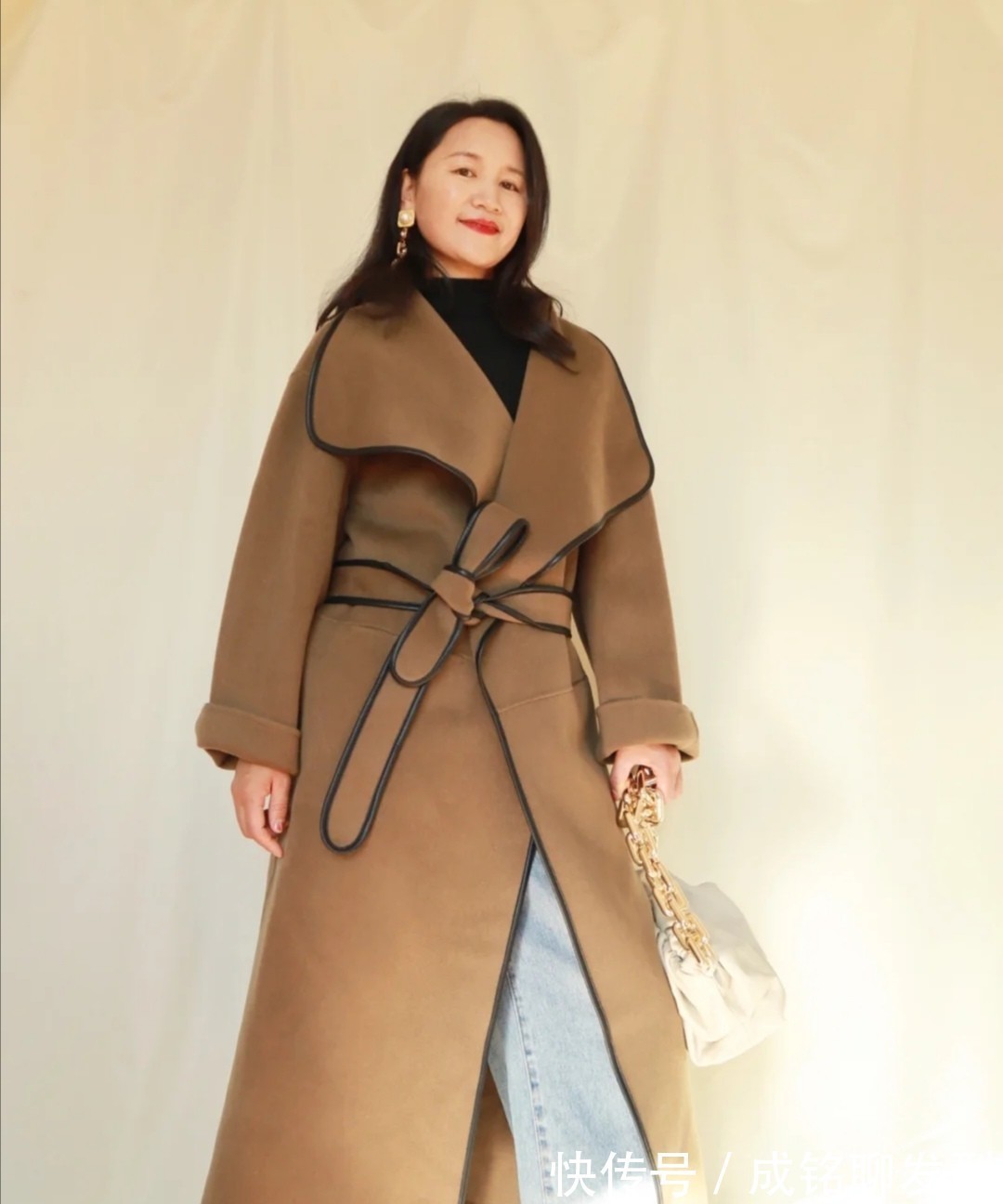 大衣 五十多岁女人的最好看打扮,叫“长大衣+长裤”,显瘦又有气质