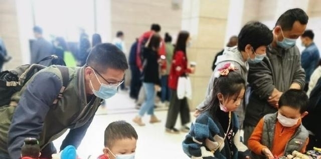 市集|观众排长队入场，江汉路非遗市集人气爆棚