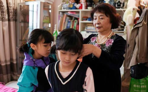 孩子|60岁高龄的失独母亲,拼命生下双胞胎,自私还是另有隐情?