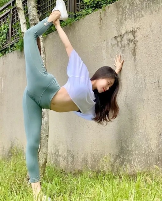 站姿体|韩国瑜伽美女,360度展示柔韧性,每天练瑜伽你也可以