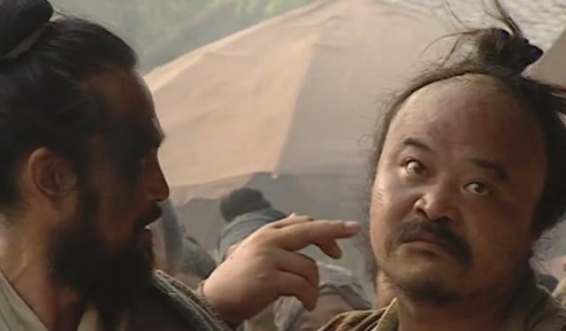 外乡人&杨志被泼皮牛二戏弄,为何不当场揍他其实这正是杨志聪明的一面!