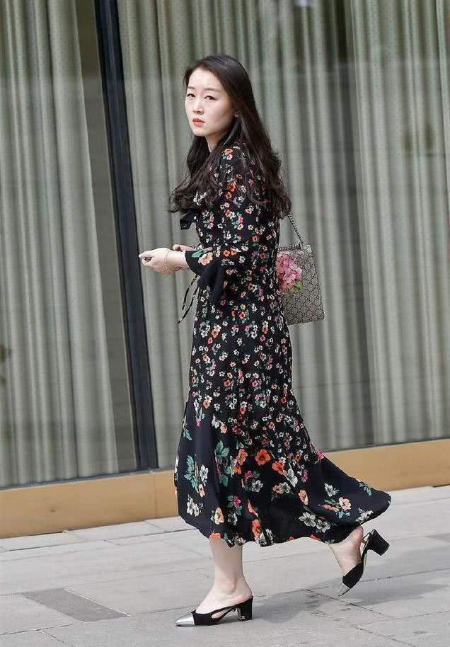 蓝灰色|美女身穿一字肩很有造型感,搭配一条蓝灰色的百褶裙,很有风度的感觉