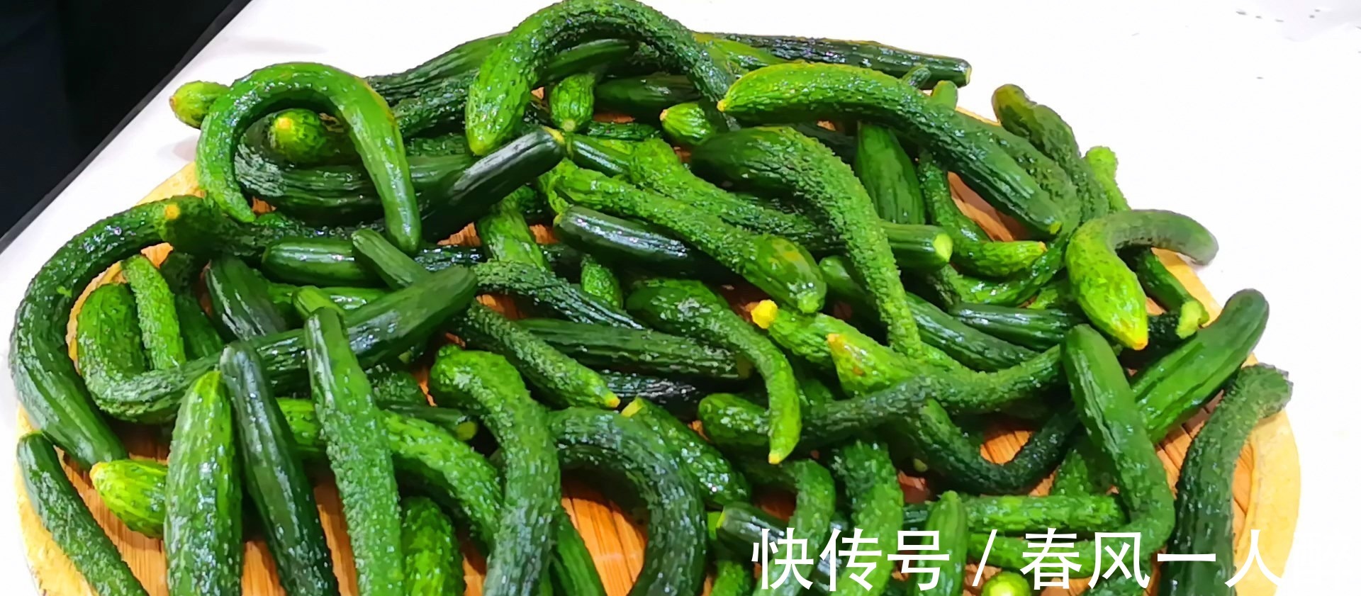 腌黄瓜时,只会加盐就外行了,多加1味调料,又脆又绿格外香!