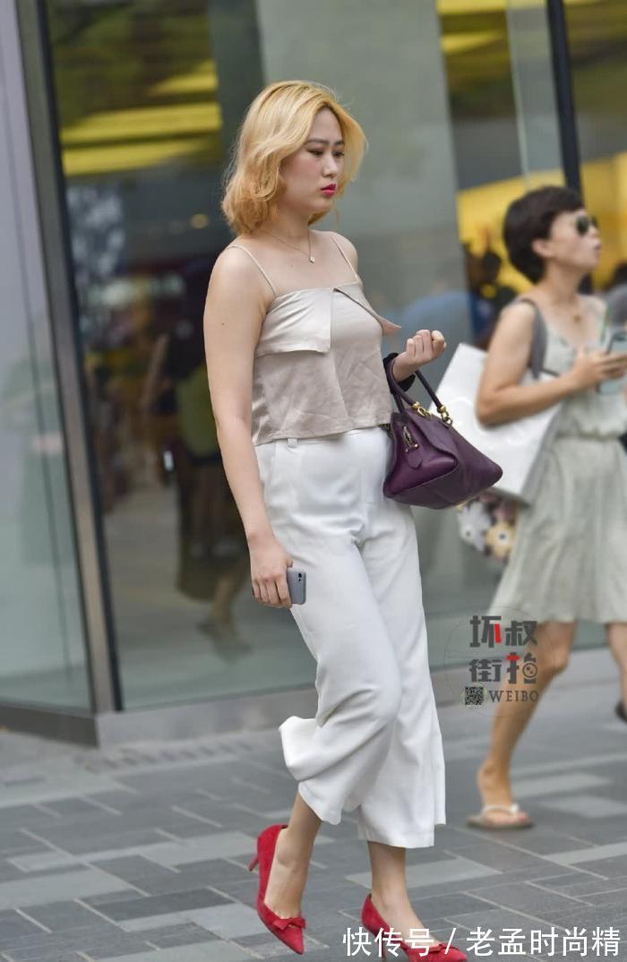 小姐姐 街拍:小姐姐的金发一般人驾驭不了,东方人还是黑头发看着顺眼