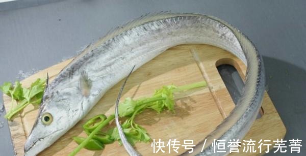 鱼刺|“干煎带鱼”最简单方便的做法，鱼肉鲜嫩外表酥脆，色泽金黄诱人！