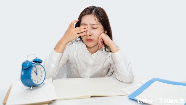 为什么半夜3、4点总是自然醒,中医直言身体这2处“堵”住了