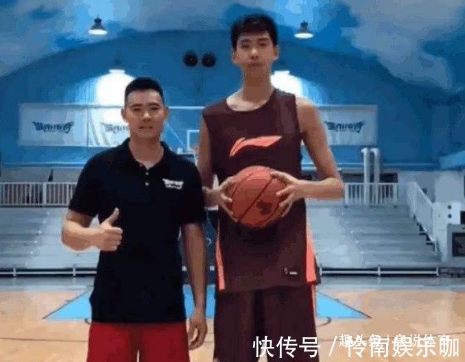 广东队|他才17岁,身高2米2,球迷期待他能接班易建联