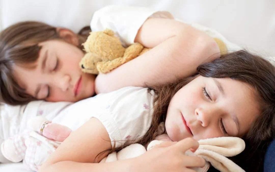 睡眠|哈佛大学研究发现:孩子在2个“黄金期”睡觉,更有助于大脑发育