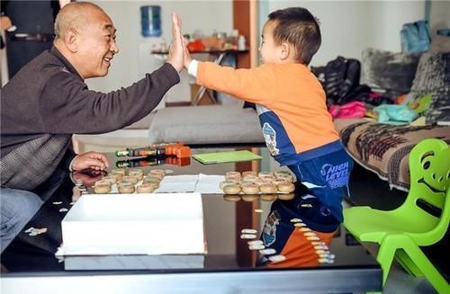 父母|“最嫩外婆”走红,产房外抱外孙,网友:宝妈刚出产房就走了