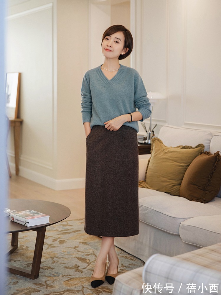 半身裙|奔三奔四的女人,建议多穿“毛呢半身裙”,搭配毛衣简约又显气质