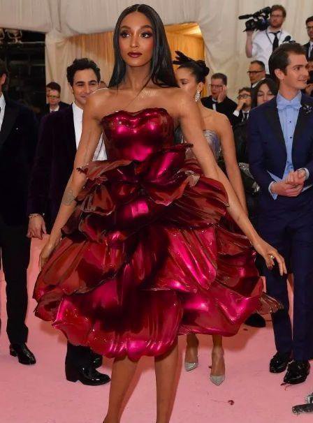 这就是传说中的时尚界春晚？明明更像“群魔乱舞”，太辣眼睛