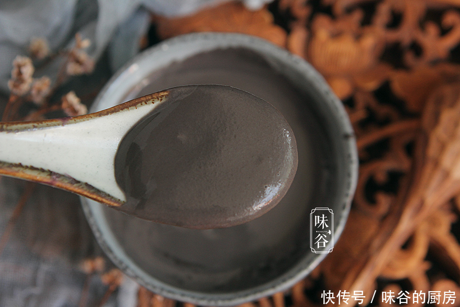 黑米黑豆黑|入冬后,早餐给家人喝此米糊,每天一杯,营养易吸收,养出好身体