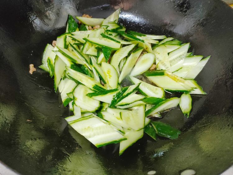 西红柿新吃法，冬天3样食材一起炒，出锅鲜香味道好，家人喜欢吃