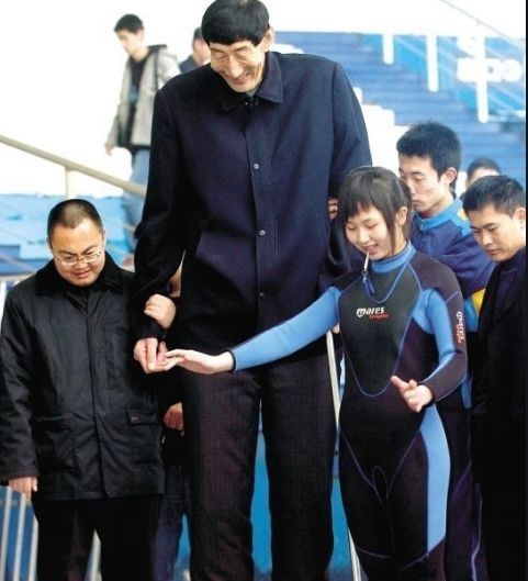 如今|“巨人”鲍喜顺老来得子，医生担心孩子的身高，如今一切正常