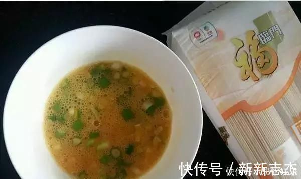 挂面|挂面别再煮着吃了，一点味道都没有！打个鸡蛋做成饼，味道好极了