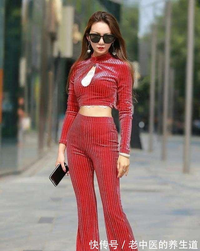 搭配 棕色短款靴子搭配蓝色打底裤，点缀衣物，还能起到画龙点睛的作用！