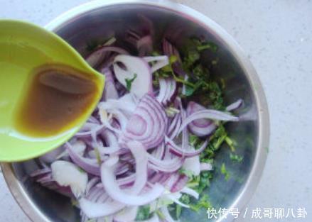 教你洋葱特色做法,简单拌一拌,比饭店还好吃,开胃解馋又解腻!