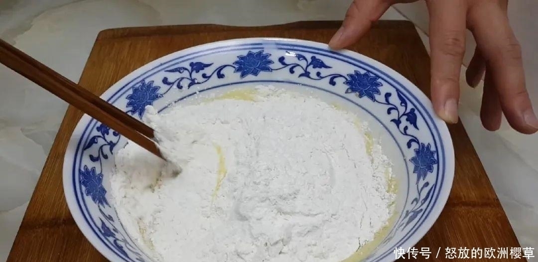 面包这样做才好吃,加4个鸡蛋,比蛋糕简单好吃,没烤箱也能成功