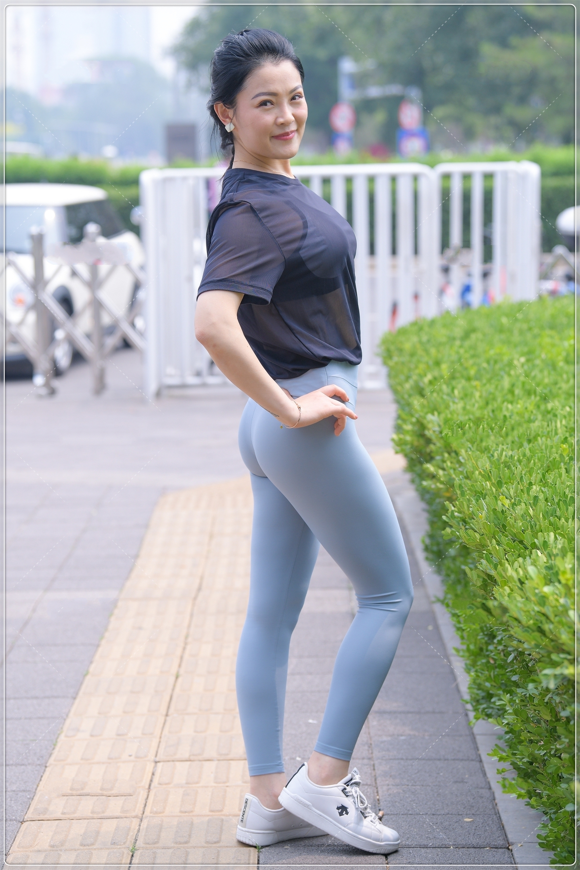 小白鞋 黑色透明清爽上衣,搭配运动套装,显白显年轻