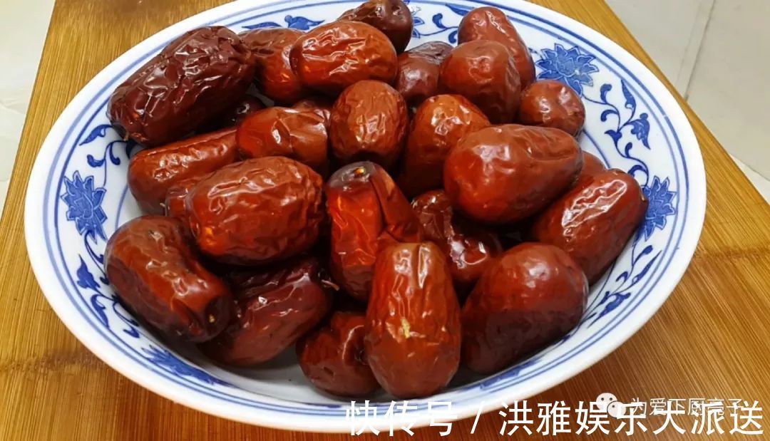 红枣|5个鸡蛋，1斤面粉，锅里一炒，做出创意小零食，比蛋糕好吃十倍