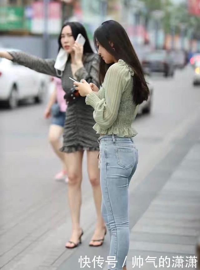 牛仔裤看起来简单而大气,让你穿上后感觉更舒服,彰显优雅的气质