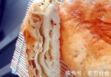 烙饼时，开水烫面还是加鸡蛋？早餐摊主：都不对，教你正确做法