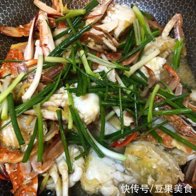 鲜美|#不容错过的鲜美滋味#葱焖梭子蟹