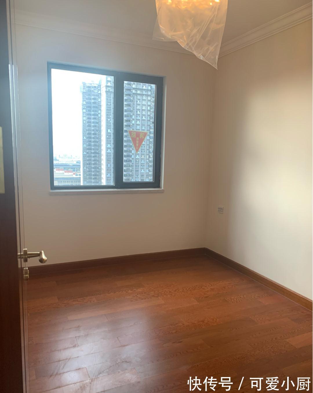 采光|简约精装修新房成功收房,入户餐厅暖灯还不错,全屋采光南北通透