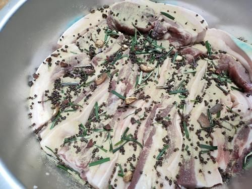  腊肉|做腊肉别只会放盐，多加5种香料，做好的腊肉晶莹剔透，香而不腻