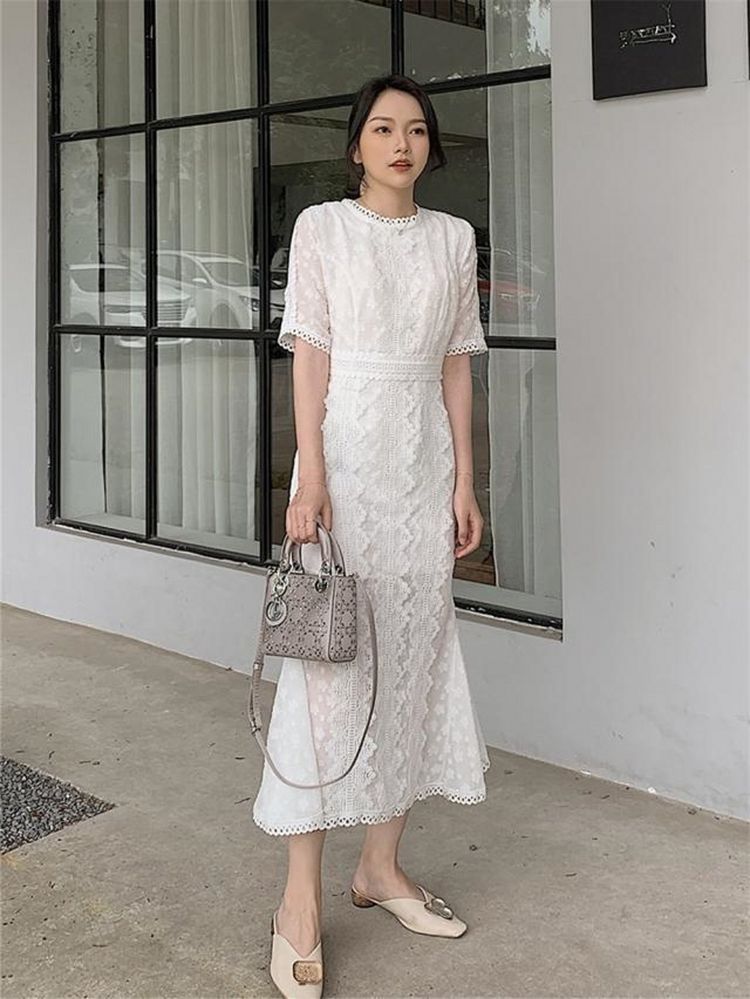 蕾丝|街拍：显身材又有气质的印花连衣裙，瞬间提升女子的柔美气质