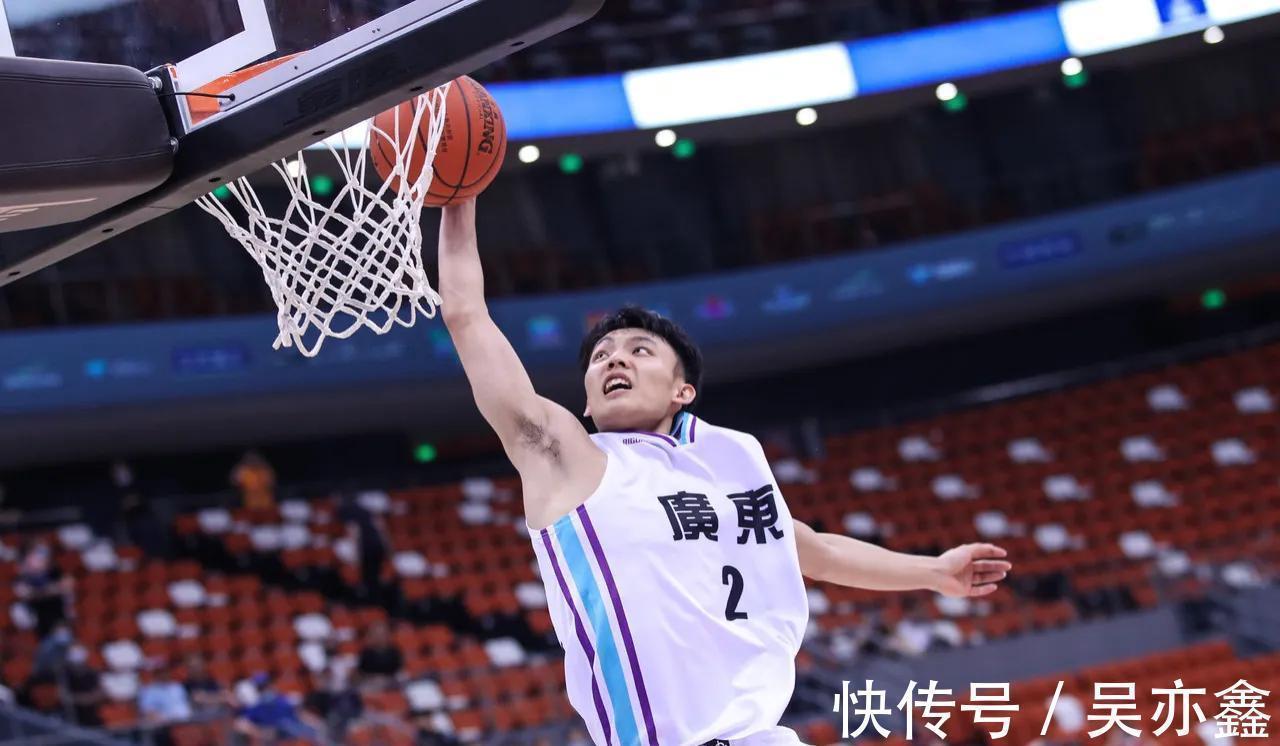 cb徐杰拉低CBA高度吗?路人王表示打爆徐杰,曹芳嘲笑徐杰赚钱太少
