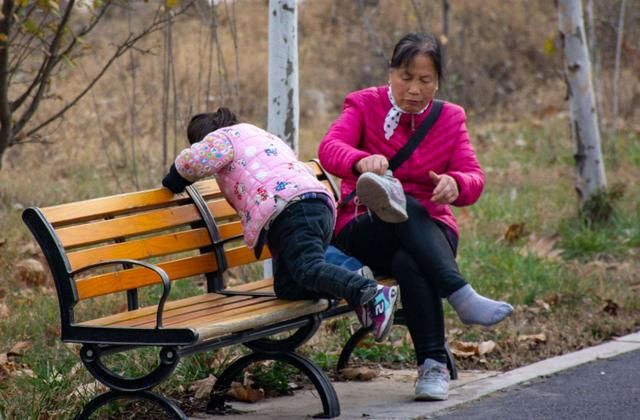 妈妈|妈妈穿“露肩装”逛街，直男儿子为她操碎了心，暖心举动笑翻网友