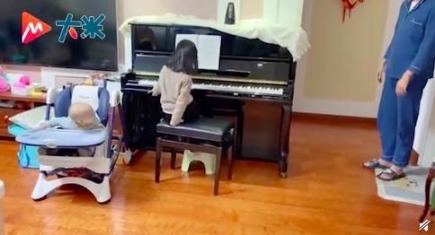  特邀|小女孩练琴爸爸最有仪式感报幕，特邀全家人当嘉宾