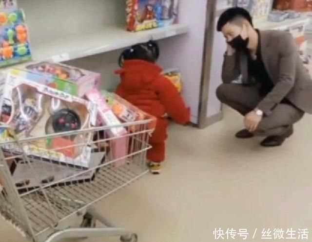 妹妹|和相差20岁的妹妹逛超市,哥哥蹲地诉苦,妹妹:凭啥只给嫂子买?