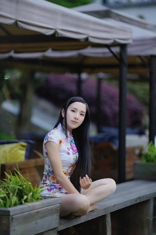 着黑色修身上衣搭配高腰短裙，温婉大方，貌美如花