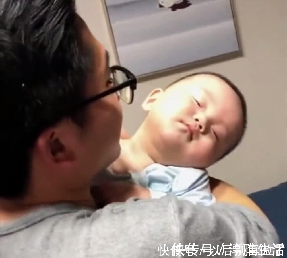 宝宝|爸爸好不容易将宝宝哄睡,接下来竟是如此情况,爸爸不淡定