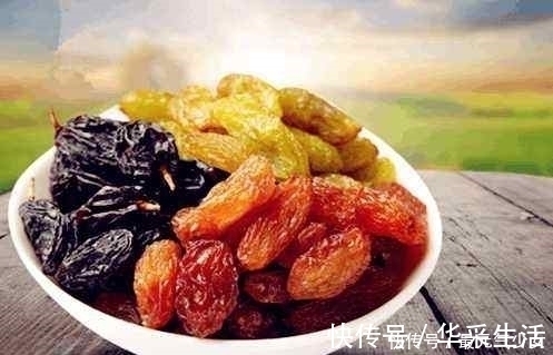 红润|葡萄干和它泡在一起，每天喝一杯，睡得好，气血足了，皮肤更红润