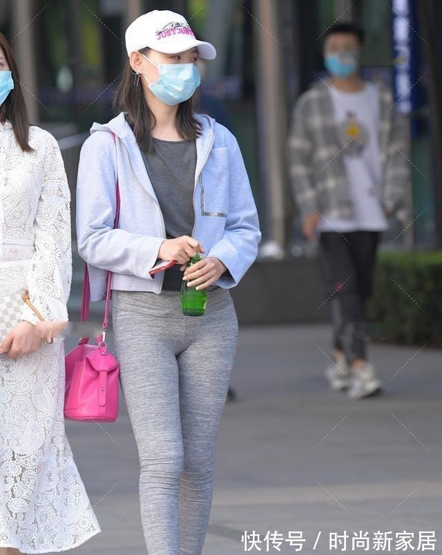 高挑 白色短款上衣搭配灰色紧身打底裤,良好的修饰效果,很显高挑苗条!