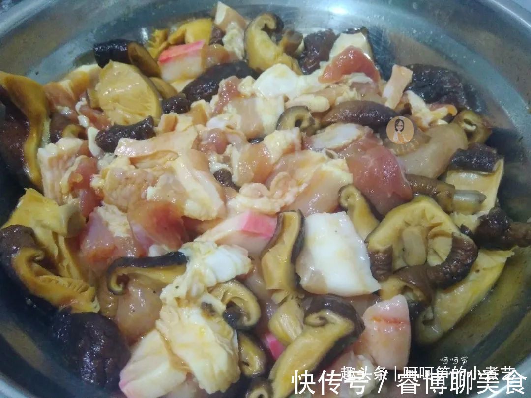 香菇|端午节将至，教你做鲜香味美的咸蛋黄肉粽，软糯诱人，吃了还想吃