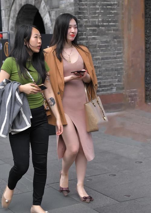 贵妇不注意细节，裙子都“劈叉”了，她却用来当“排气口”