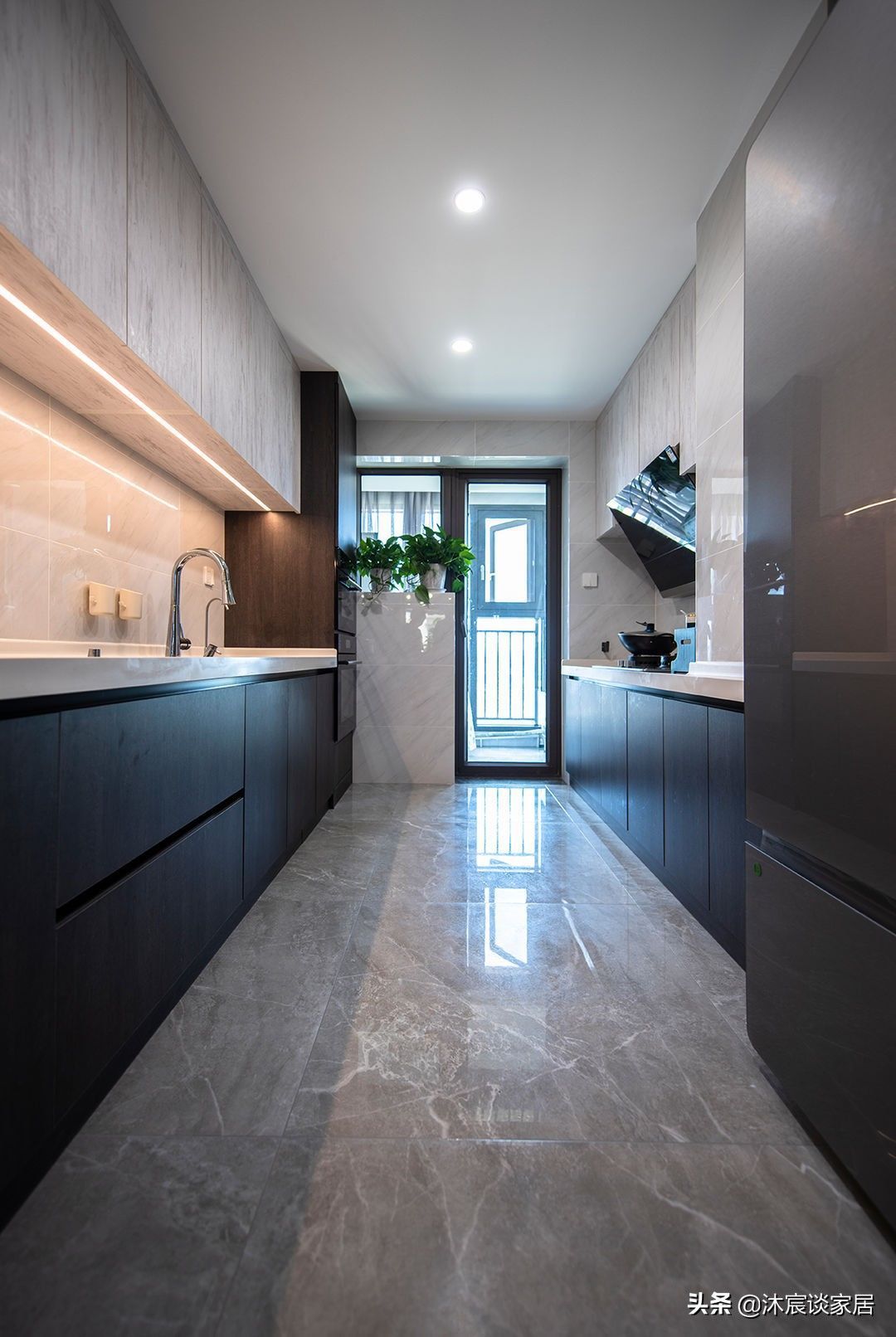 过道|灰色地砖+暗藏踢脚线,真的是好看又好打理,我下次装修也要这样