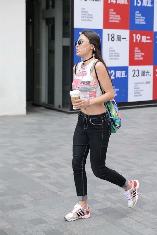 紧身牛仔裤 身材丰满就要穿紧身牛仔裤,才能彰显线条美,性感身材一览无遗