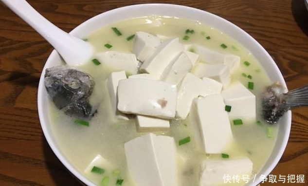 做鲫鱼汤,直接下锅就错了,加上一步,鱼汤很香很白,无腥味!