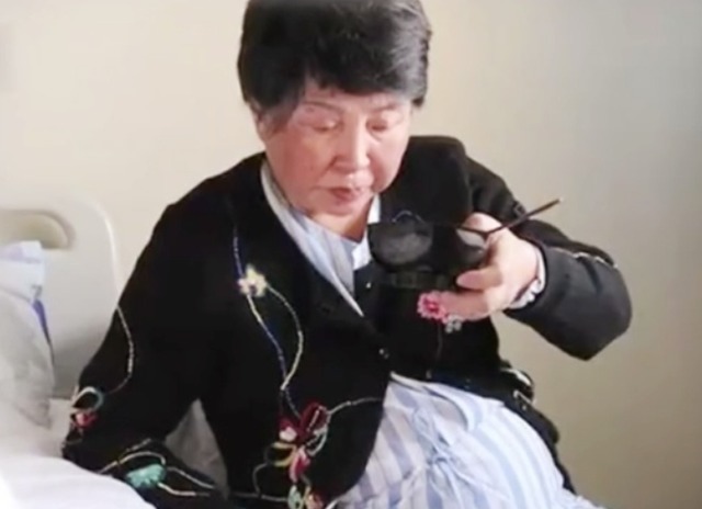 试管婴儿|60岁高龄产妇冒死产下双胞胎,如今生活凄惨、家徒四壁,值得吗