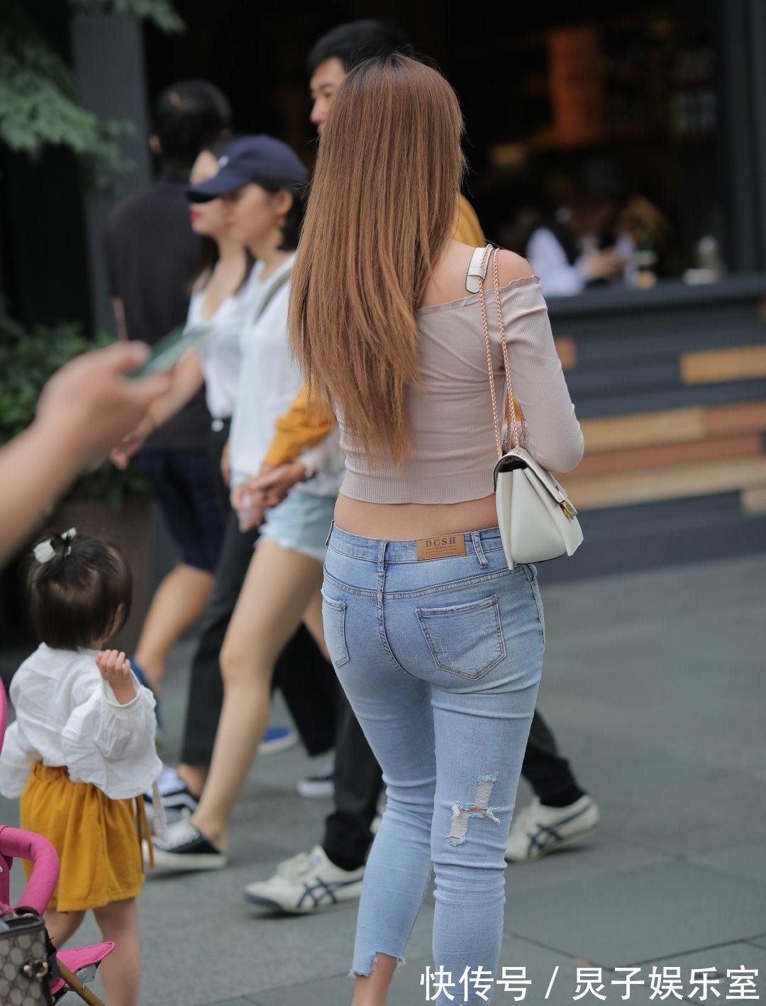 牛仔裤|身材太“扁平”可以学习这样穿,一字肩上衣搭配低腰牛仔裤