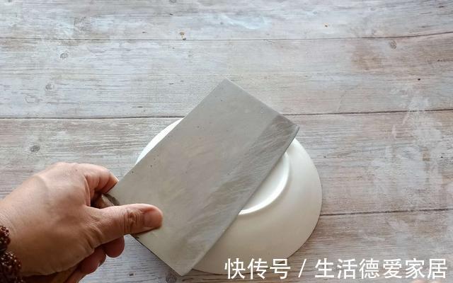 大厨|不管切菜刀有多钝，大厨教你一招，不用磨刀石，菜刀立马锋利如新